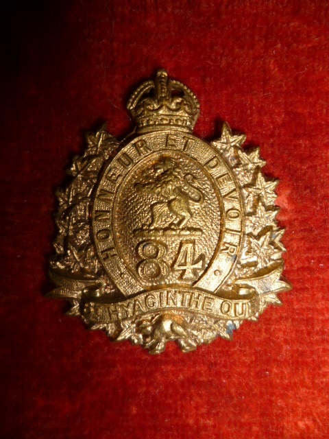 MM230 - 84th St. Hyacinthe Regiment Cap / Collar Badge 